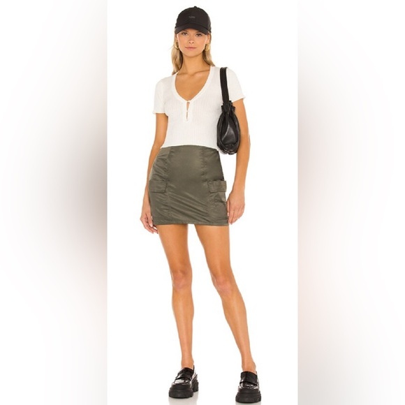 NWT - superdown. Tanya Cargo Skirt in Olive - Size M - Picture 4 of 4